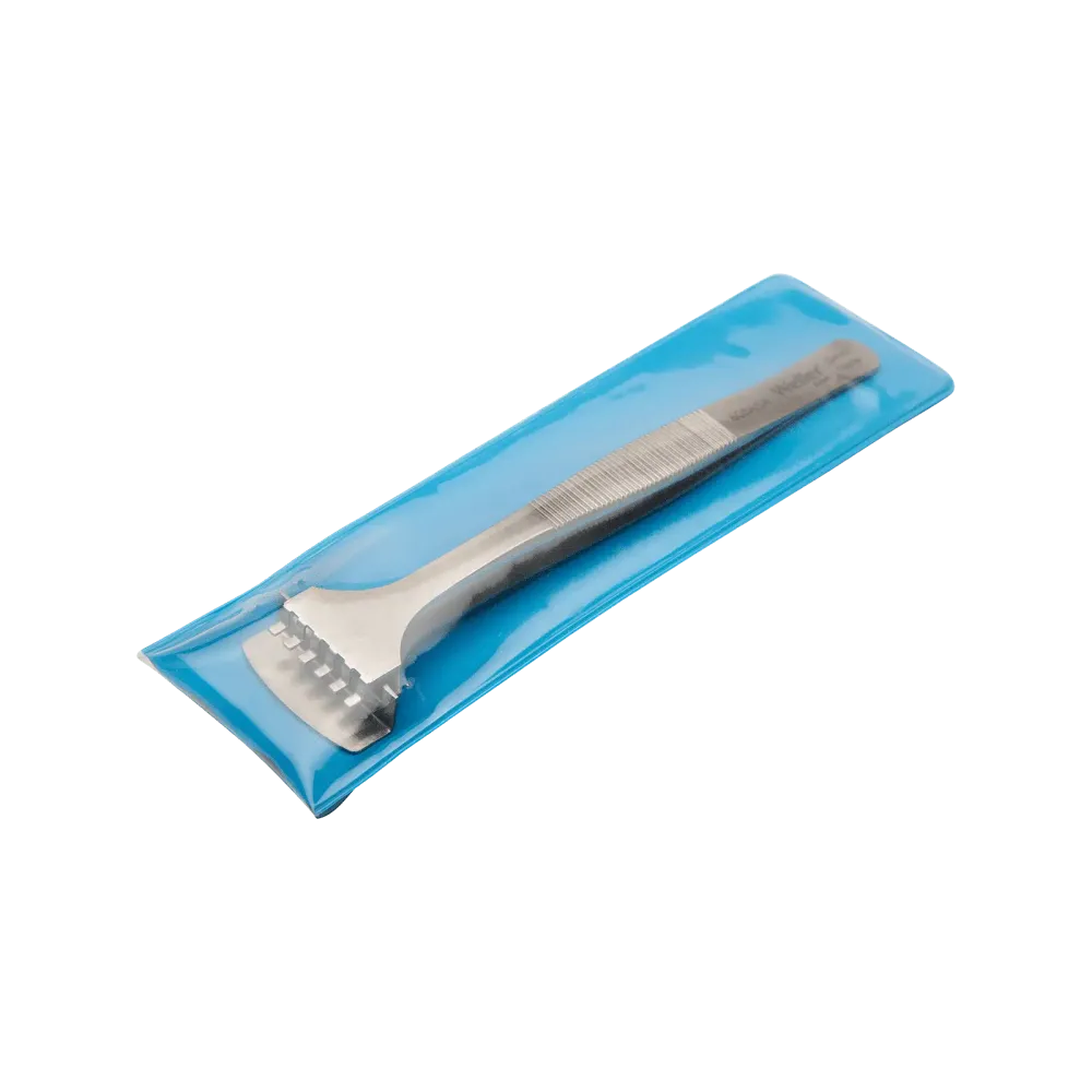 Wafer tweezers with flat lower blade
